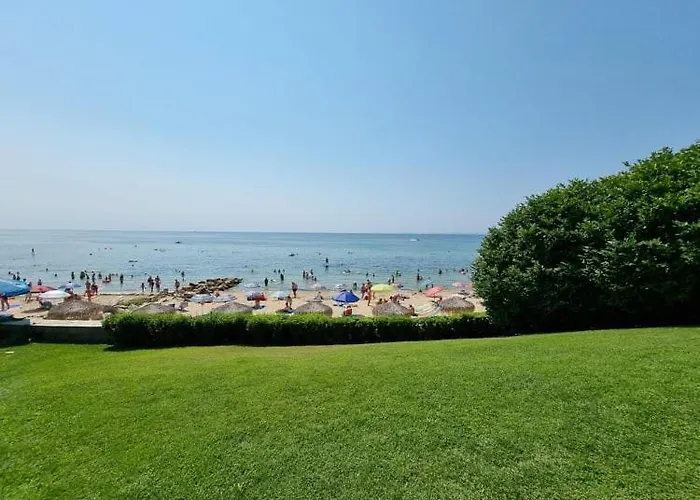 公寓 къща на брега на морето влас, Garden Of Eden