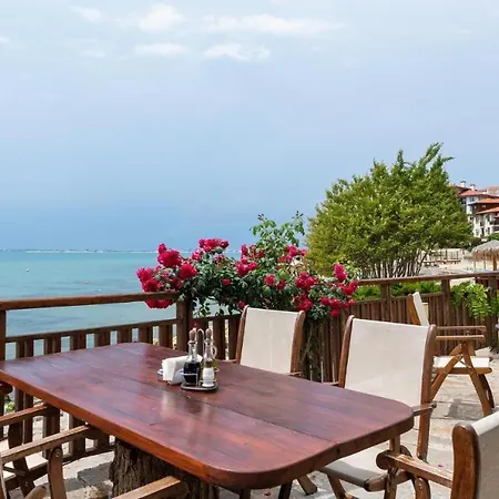 アパート къща на брега на морето влас, Garden Of Eden *