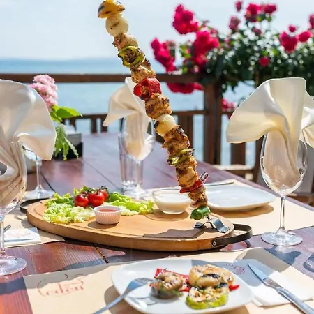 アパート къща на брега на морето влас, Garden Of Eden *