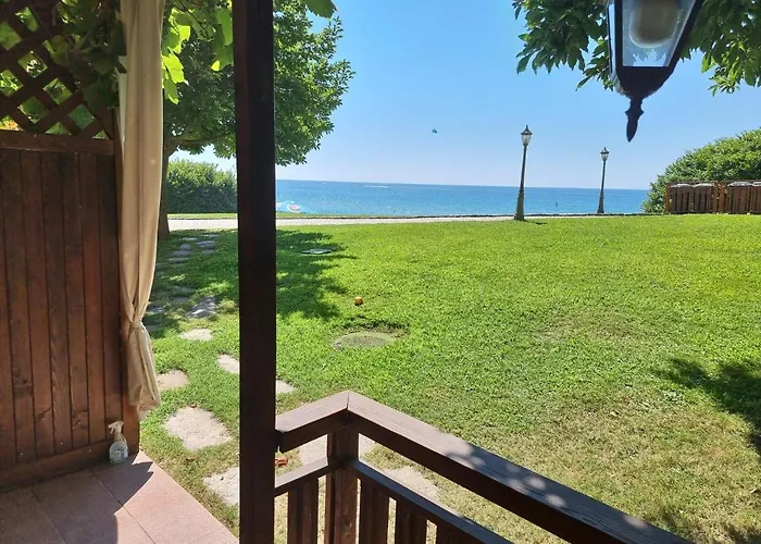 公寓 къща на брега на морето влас, Garden Of Eden