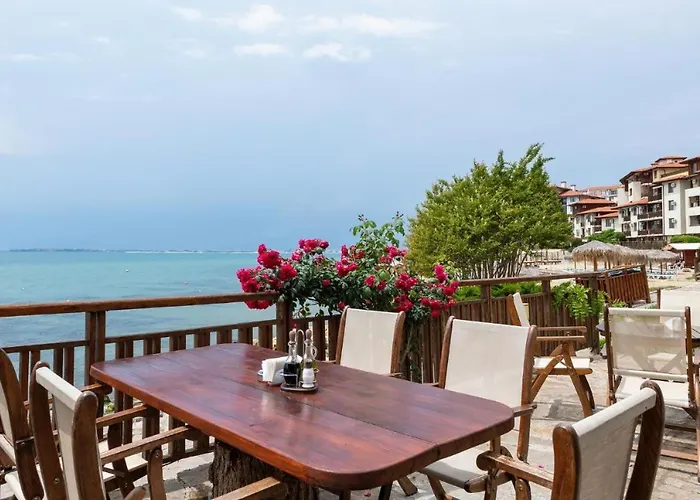 公寓 къща на брега на морето влас, Garden Of Eden *